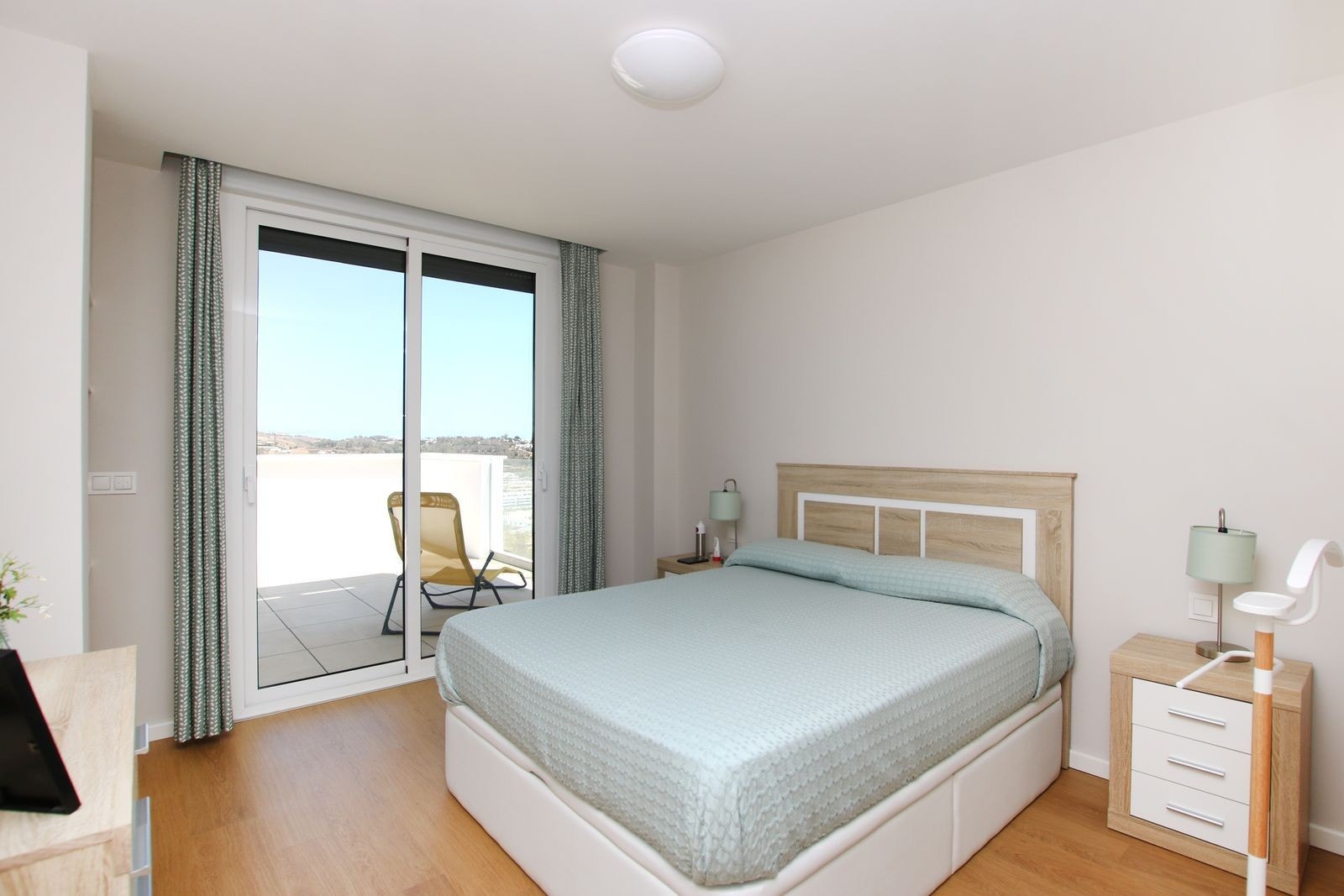 Lyst og innbydende soverom, perfekt for en god natts søvn. Galleribilde