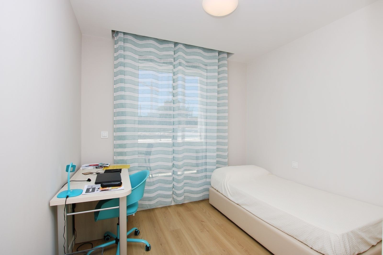 Koselig soverom med utsikt til rolige omgivelser. Galleribilde