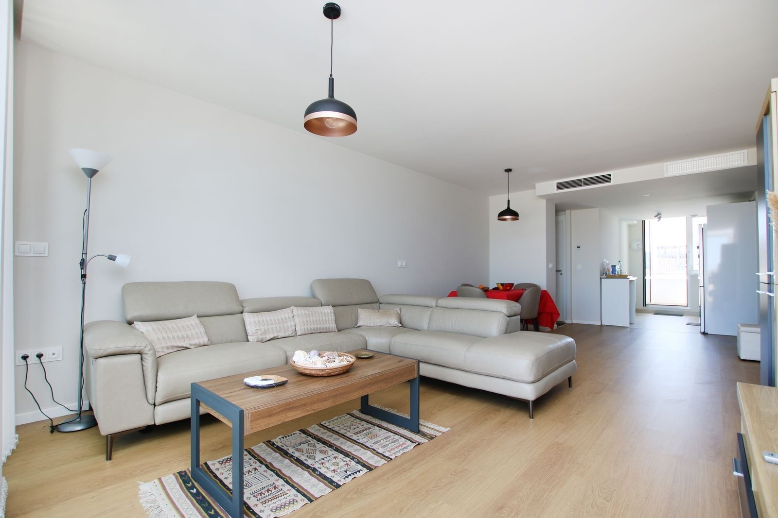 Lys og luftig stue med åpen løsning til kjøkkenet. Perfekt for sosiale sammenkomster. Galleribilde