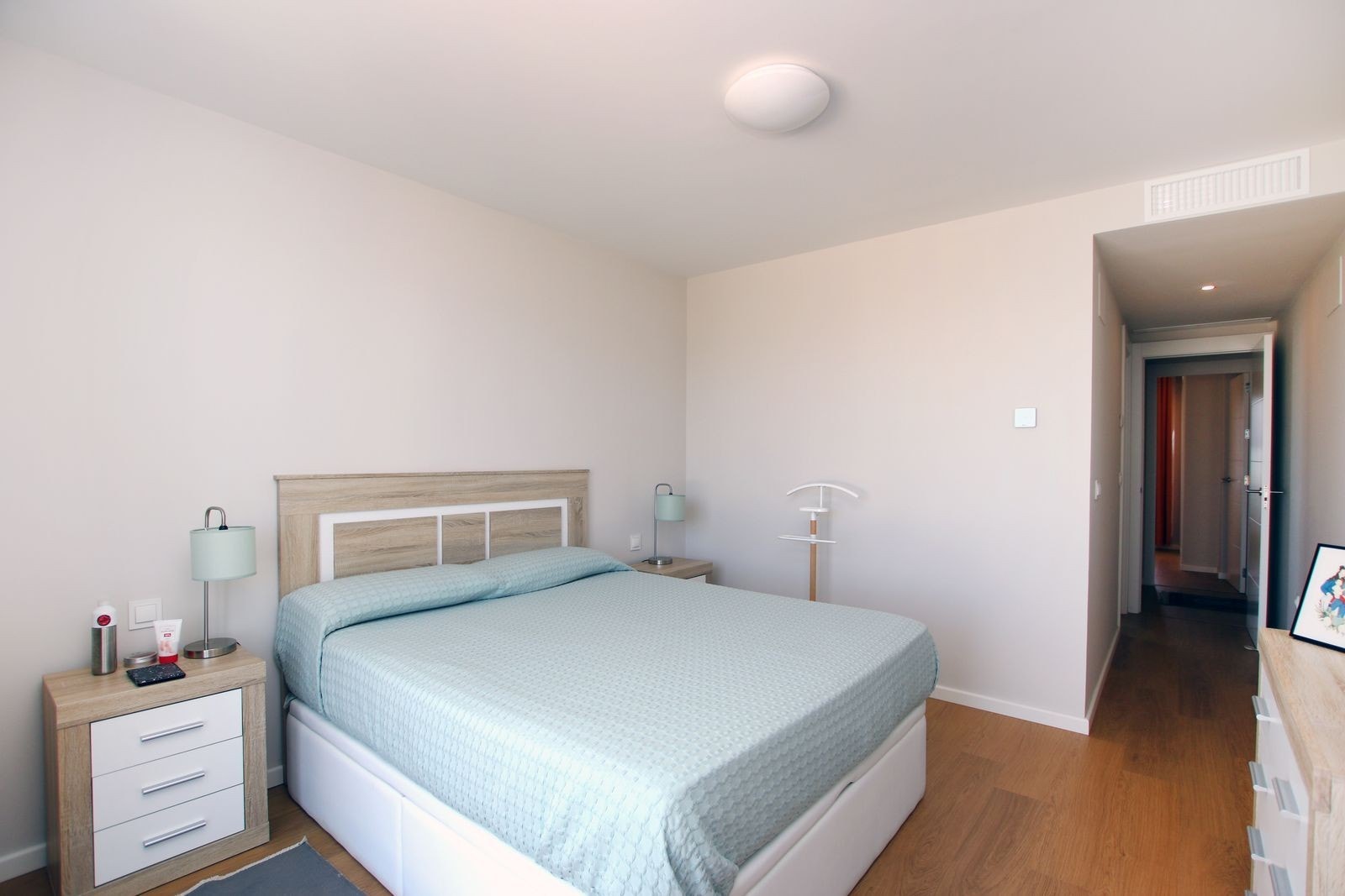 Behagelig soverom med garderobeskap og naturlig lysinnslipp. Galleribilde