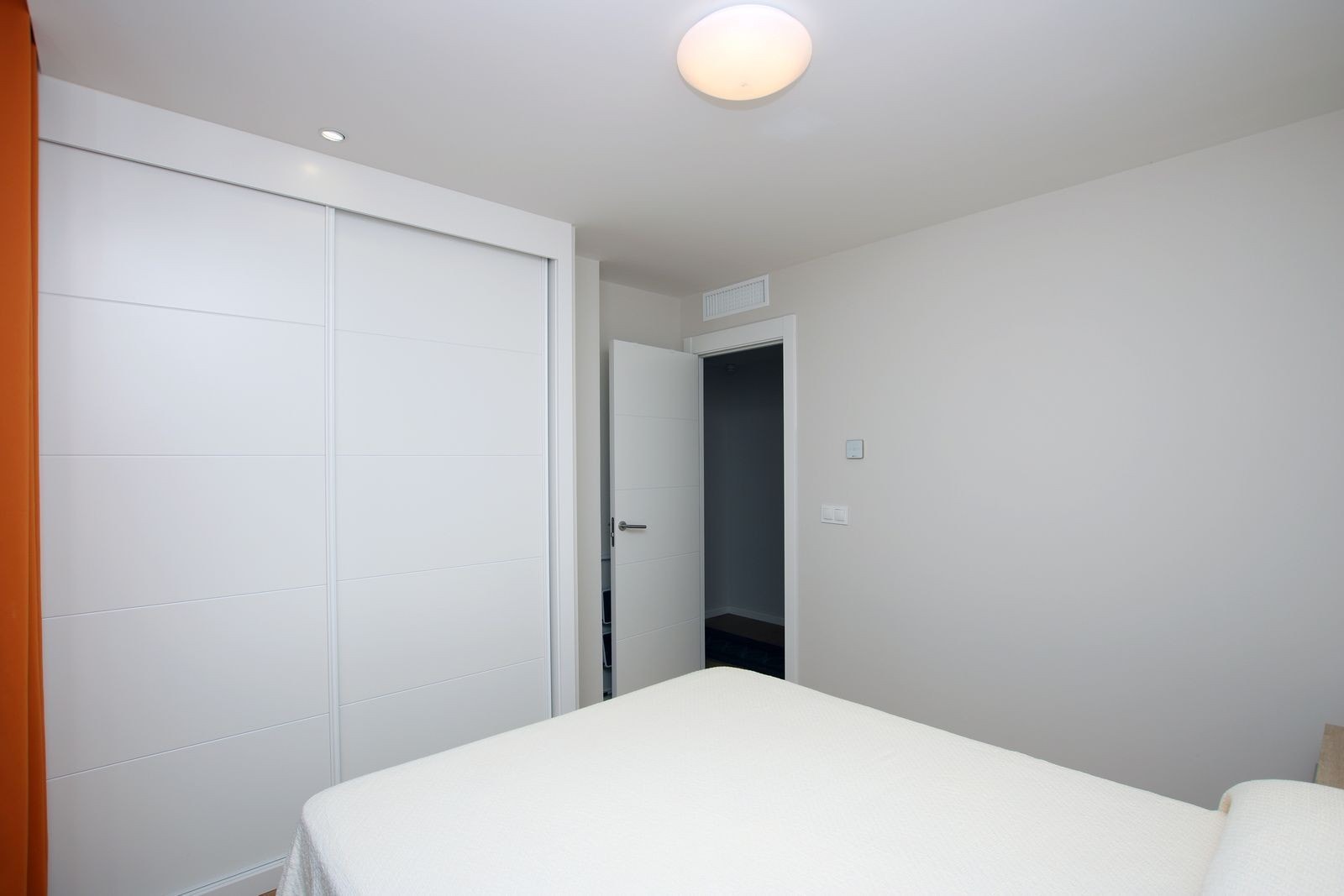 Romslig hovedsoverom med gode oppbevaringsmuligheter og rolig atmosfære. Galleribilde