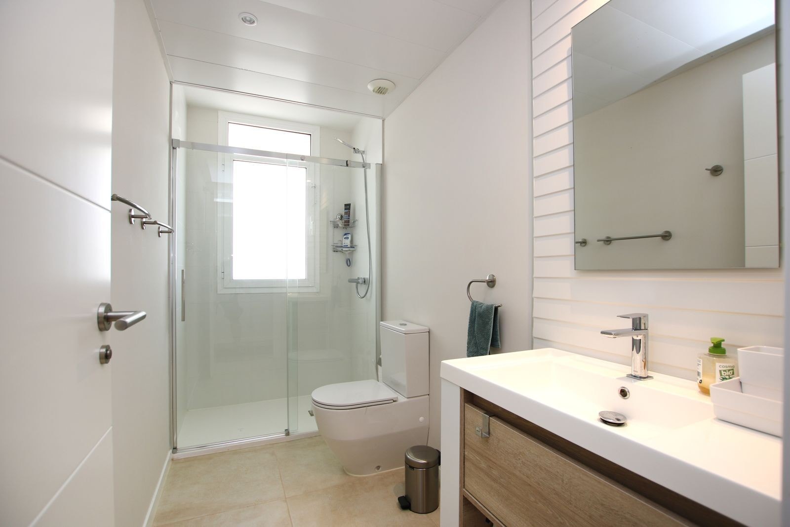 Moderne bad med luksuriøse detaljer og god plass. Galleribilde