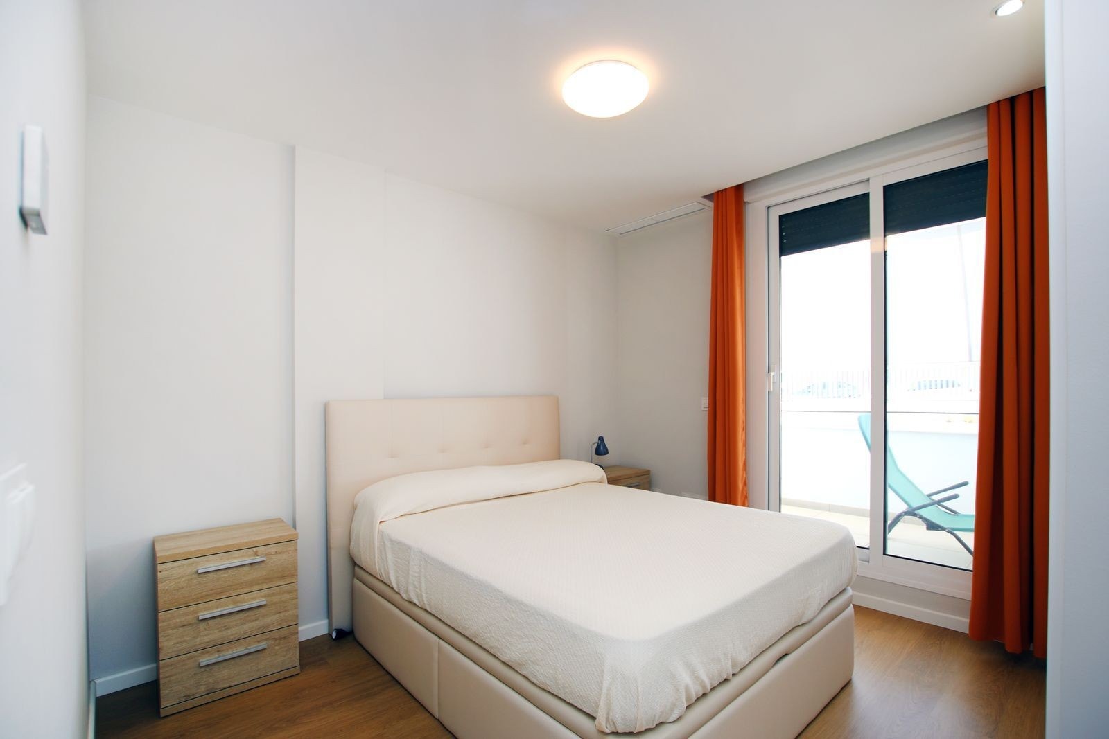 Romslig hovedsoverom med gode oppbevaringsmuligheter og rolig atmosfære. Galleribilde