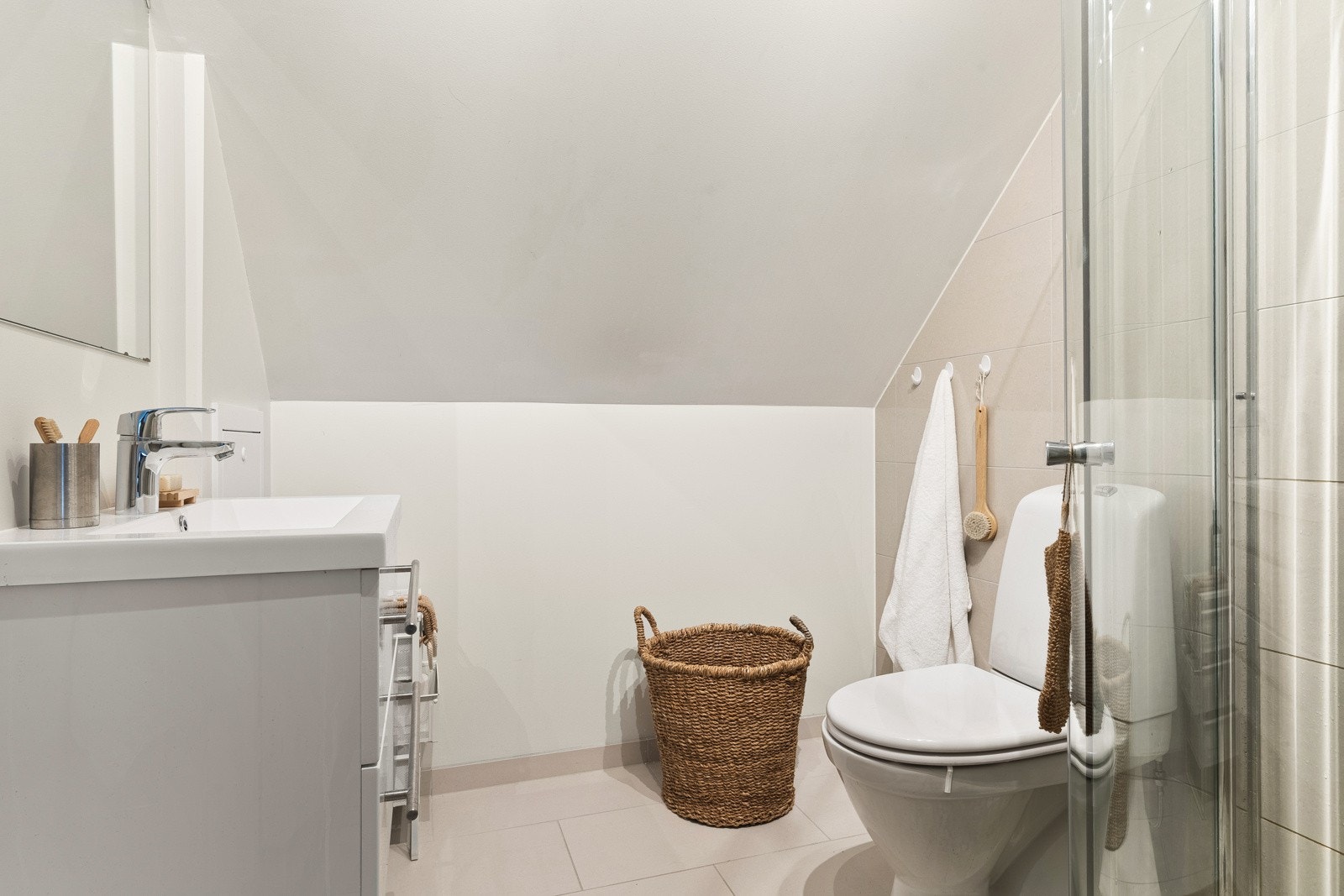 Badet er som resten av leiligheten oppusset i 2020 med keramiske fliser på gulv med varmekabler. Galleribilde