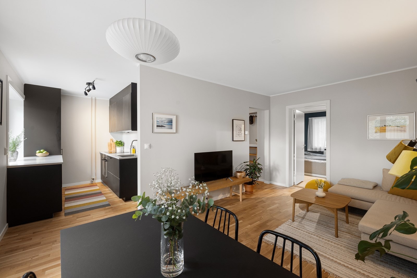 Velkommen til Uelands gate 59B!
En lys, gjennomgående 3-romsleilighet som ligger flott til med gode solforhold og god intern beliggenhet. Galleribilde
