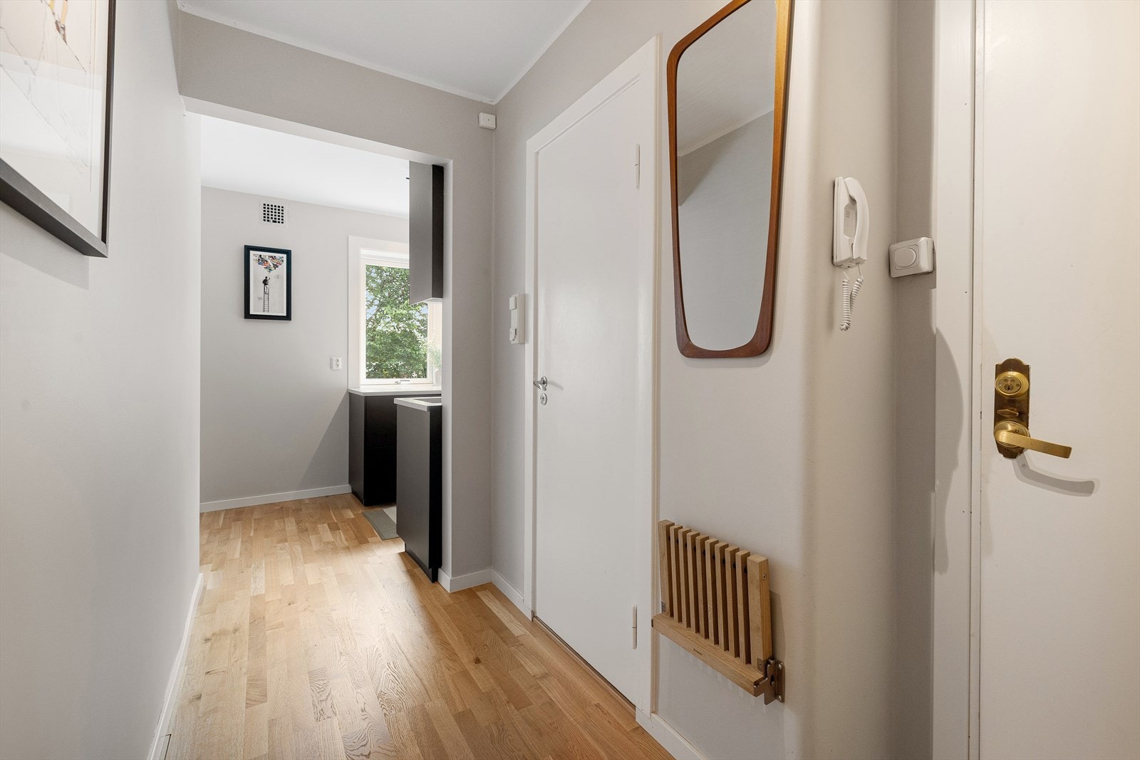 Fra entréen er det adkomst til bad og åpen løsning mot stue/kjøkken. Galleribilde