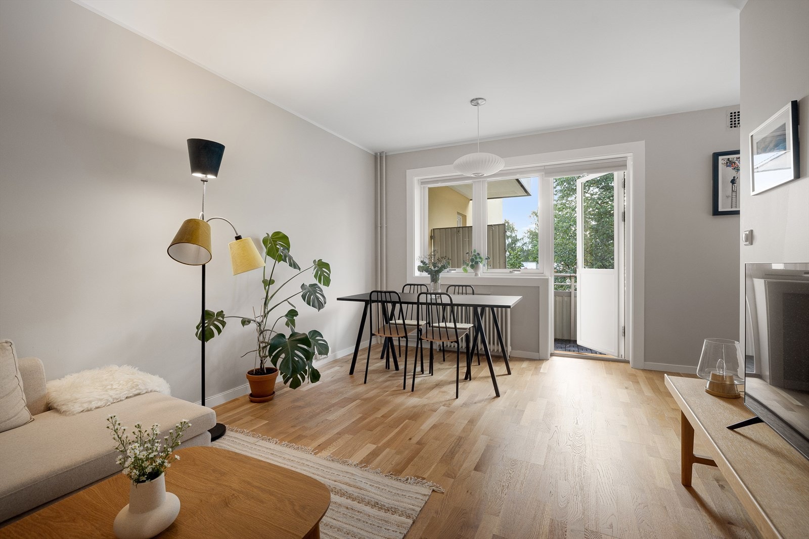 De store vinduene mot balkongen slipper dagslyset fint inn i rommet. Galleribilde