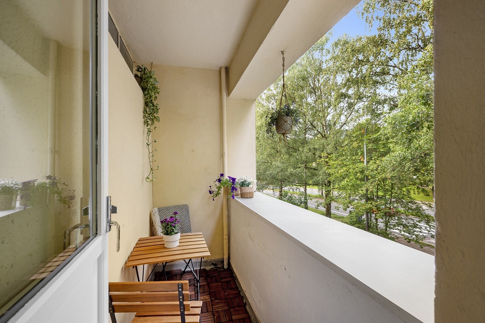 Plass til hyggelig cafébord og to stoler. Galleribilde
