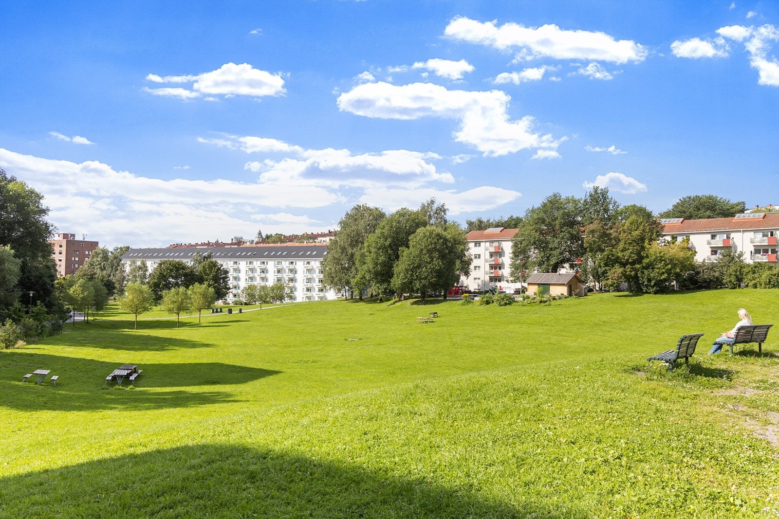 Av parkliv finner du parken på St. Hanshaugen, roligere Iladalparken og Kubaparken i kort gangavstand fra leiligheten. Området tilbyr også hyggelige turområder langs Akerselva hvor du, via Nydalen kan gå helt til Kjelsås og Maridalsvannet. Galleribilde