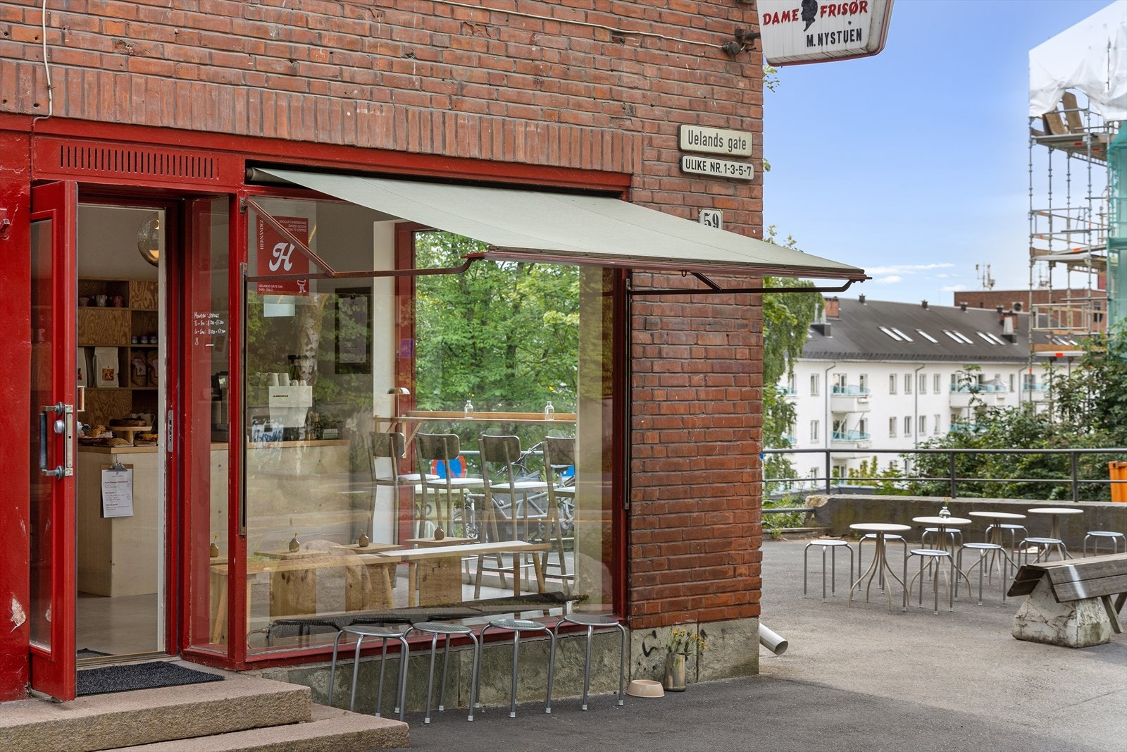 Boligen har en meget sentral og attraktiv beliggenhet i et veletablert boområde på Ila rett ovenfor Alexander Kiellands plass. Galleribilde