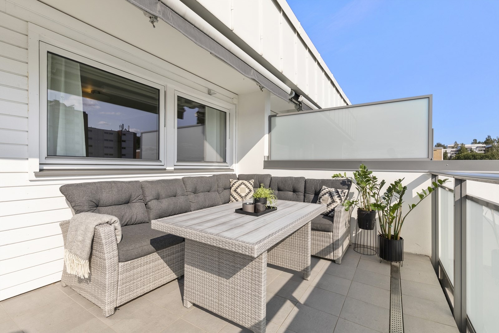 Det er god plass til diverse utemøblement. Galleribilde