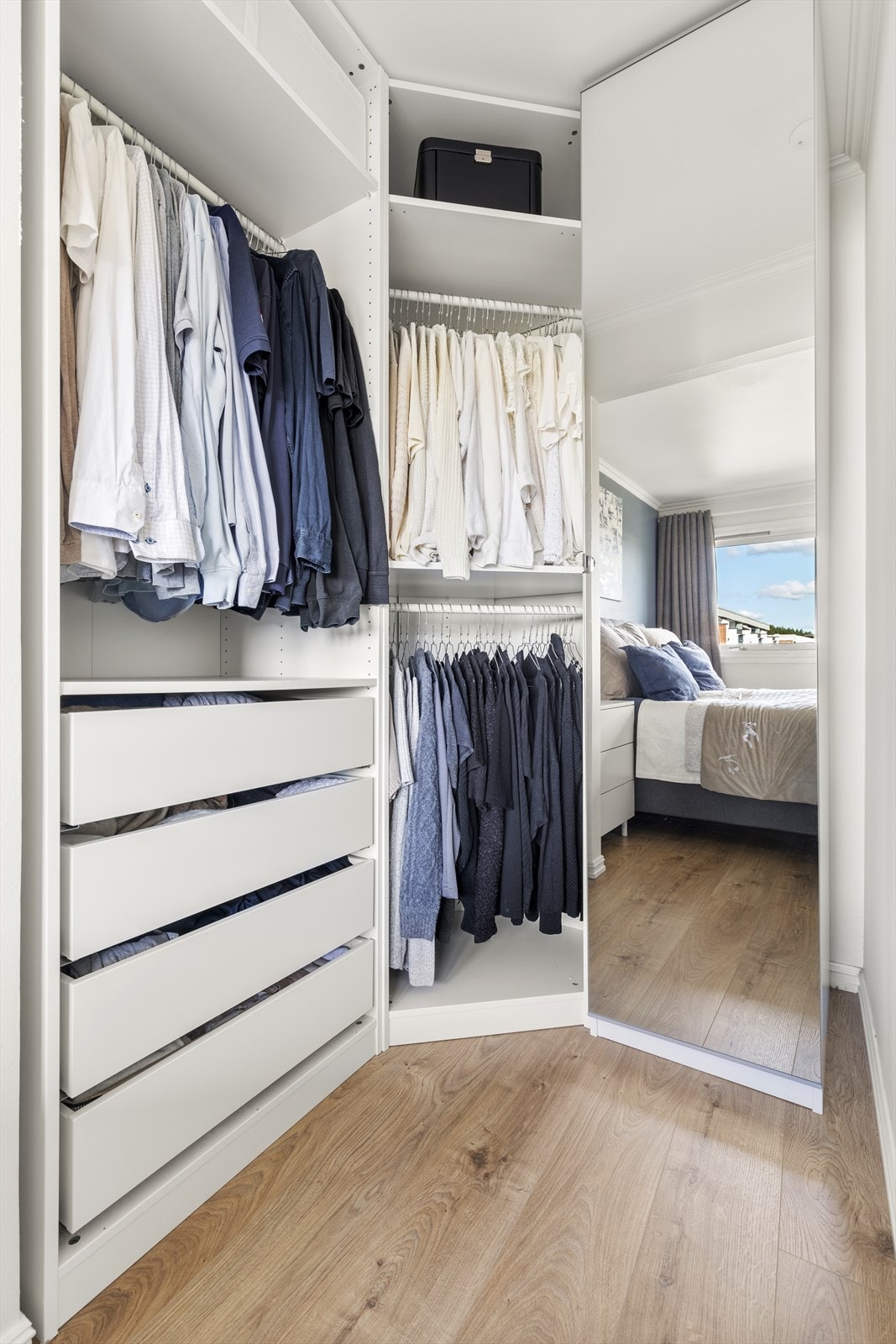 Det er Walk-in garderobesløsning på dette soverommet. Galleribilde