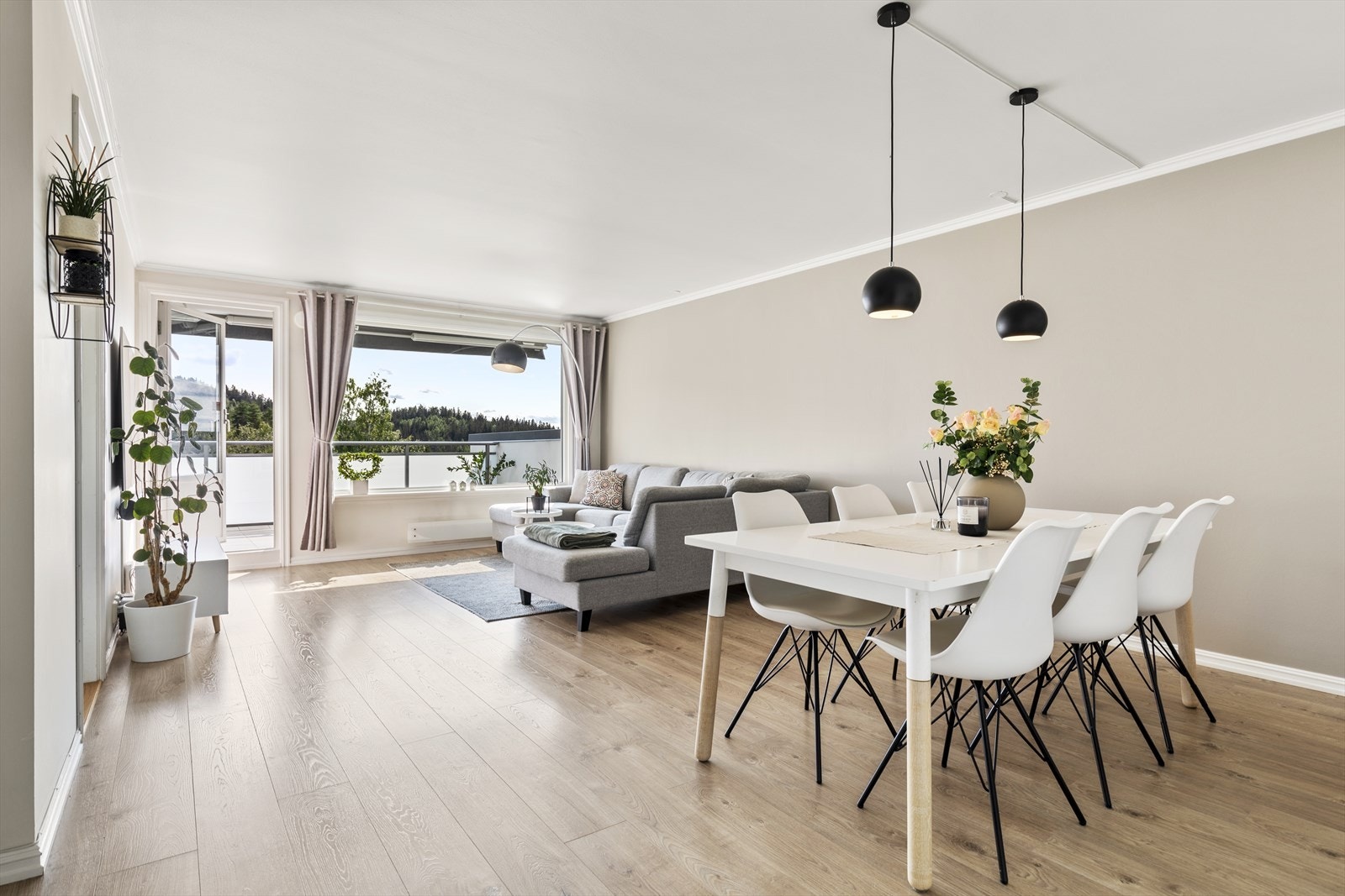 Leiligheten fremstår romslig og delikat med lyse fine fargevalg Galleribilde