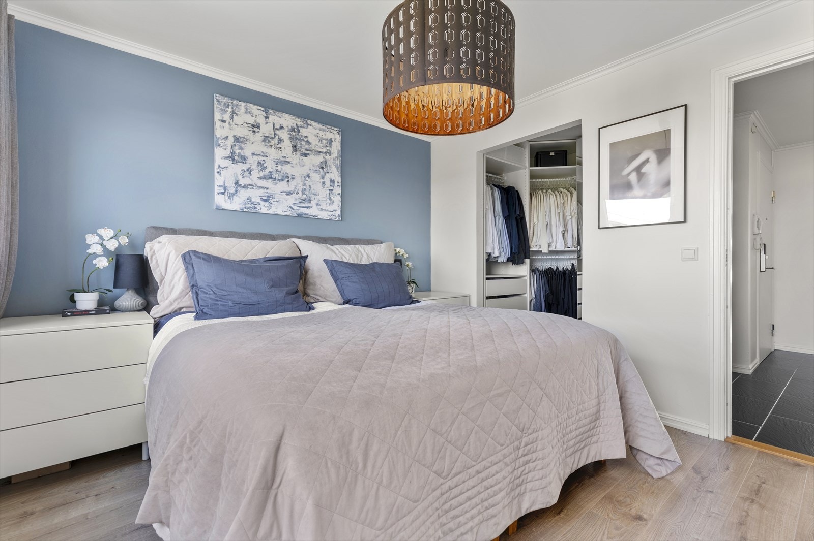 Soverom 1 har god plass til dobbeltseng og walk-in løsning. Galleribilde