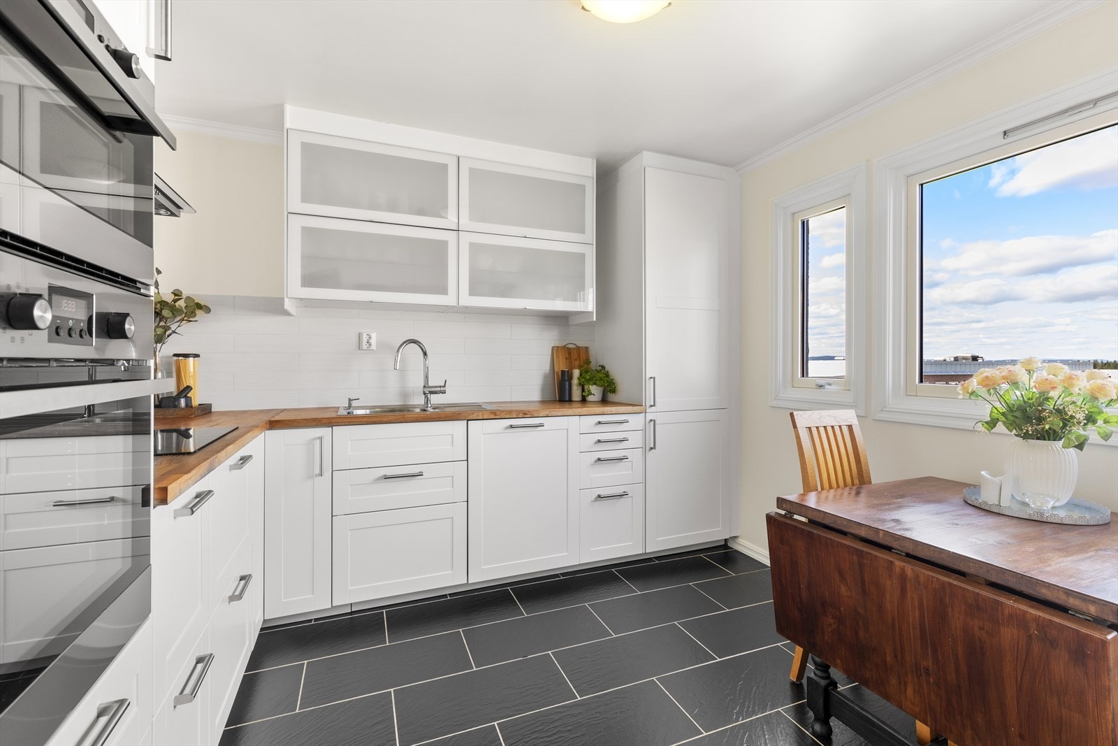 Det er integrerte hvitevarer som kjøl/fryseskap, oppvaskmaskin, komfyr, platetopp og micro. Galleribilde