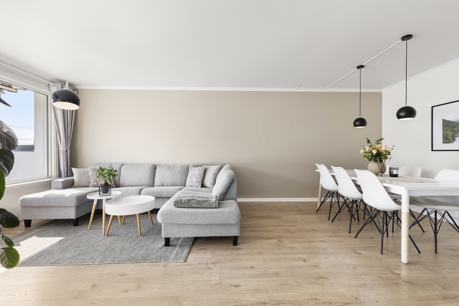 Stuen er malt i behagelige toner og fremstår trendy med fine materialvalg. Galleribilde