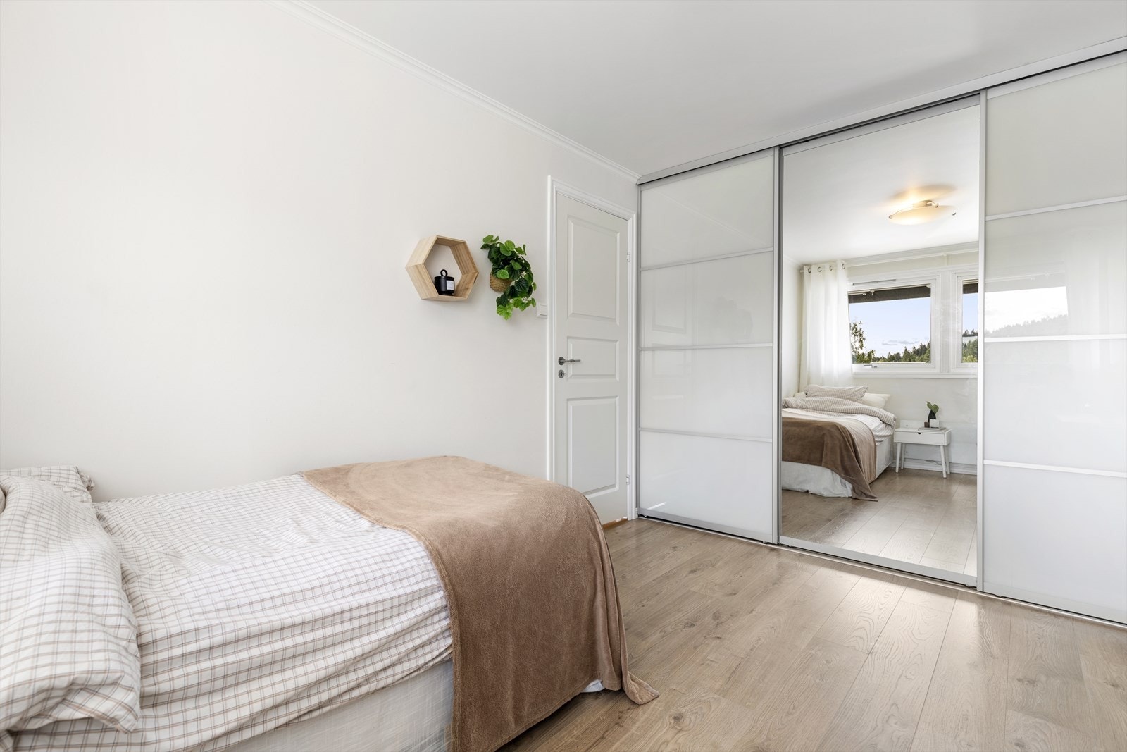 Det er god plass til klær i skyvedørsgarderobe på soverom 2. Galleribilde