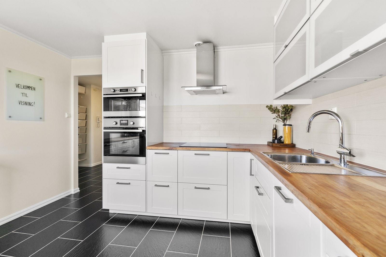 Kjøkkenet har innredning med profilerte fronter og benkeplaten er av heltre. Galleribilde