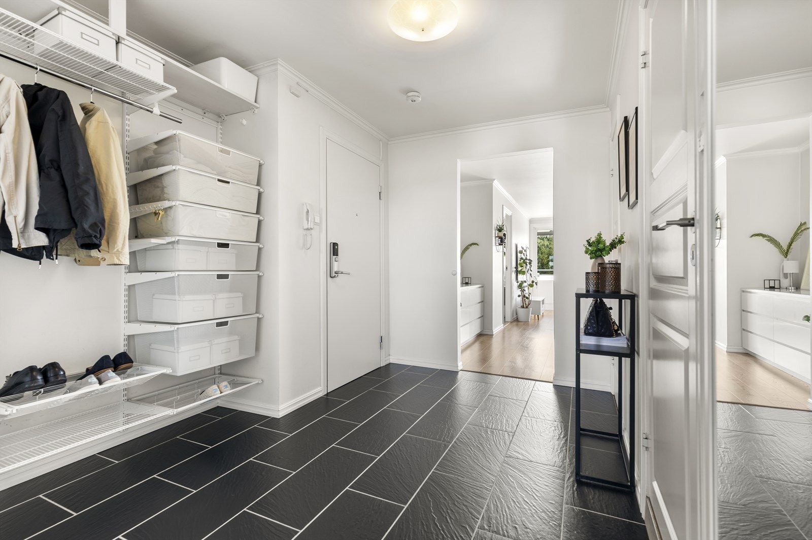 Romslig gang med god plass til oppheng av yttertøy. Galleribilde