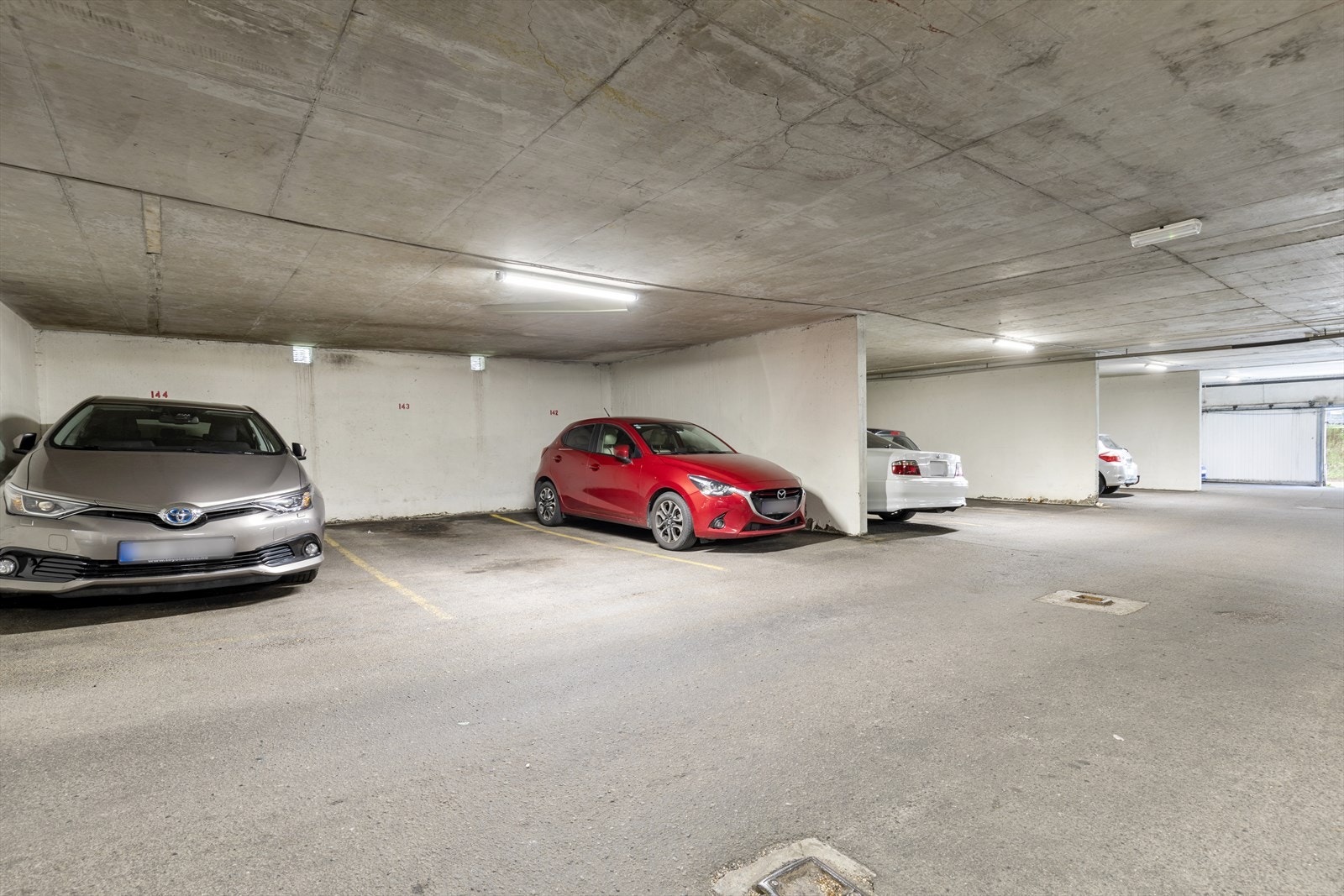 Det medfølger en garasjeplass til leiligheten i felles anlegg under bygget. Galleribilde