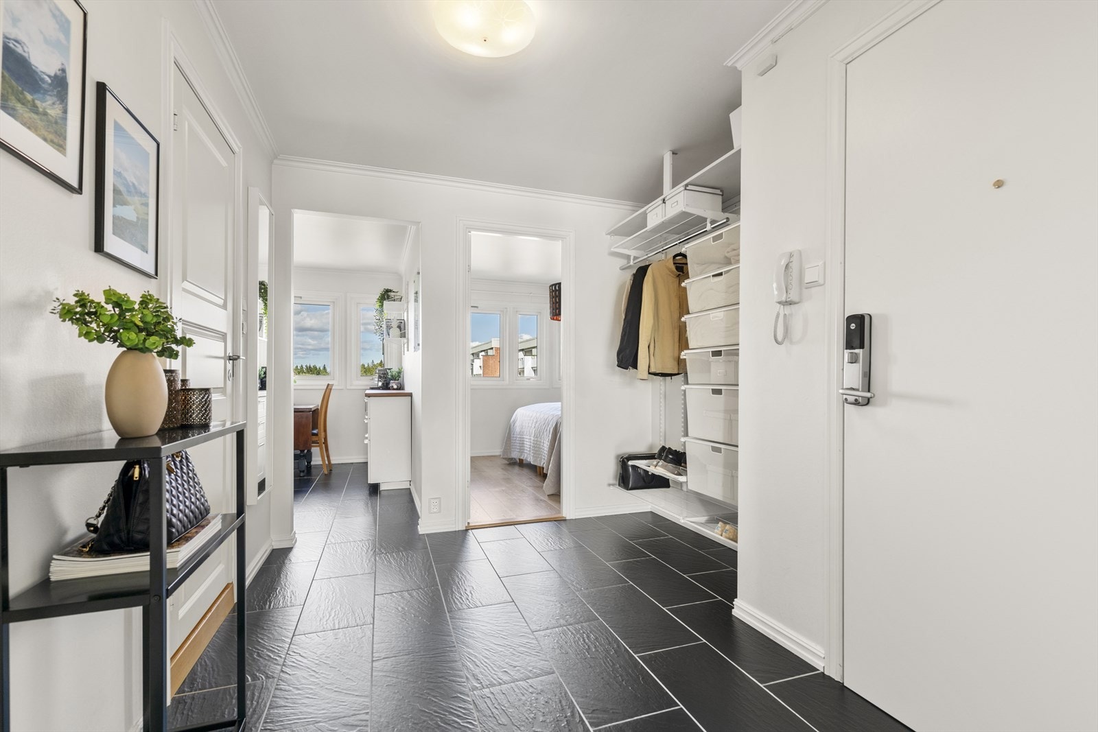 Velkommen inn! Leiligheten består av entré/gang, to soverom, bad/wc, kjøkken og stue. Galleribilde