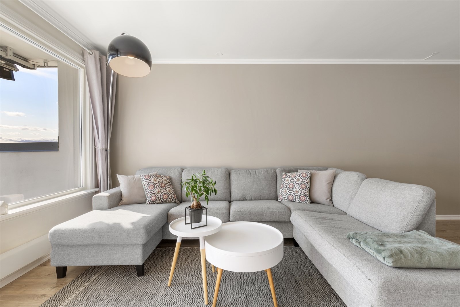 Store vindusflater slipper inn mye naturlig lys. Galleribilde