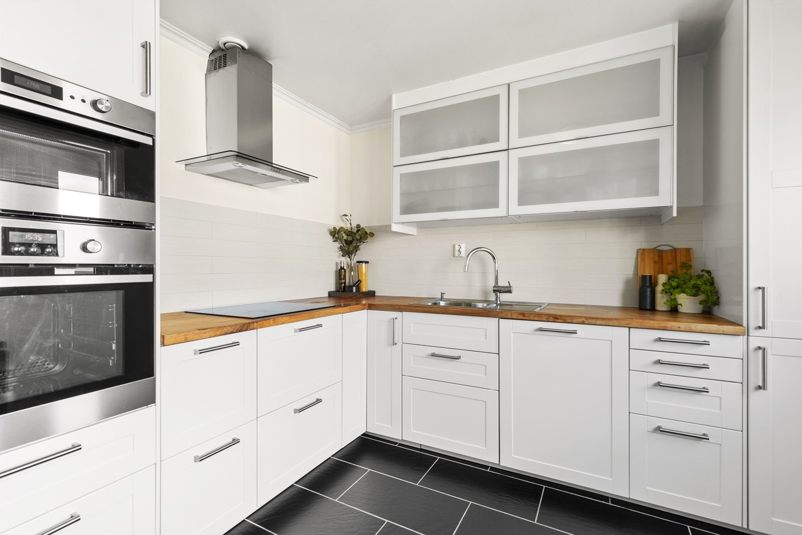 Det er kjøkkenventilator med kullfilter. Galleribilde