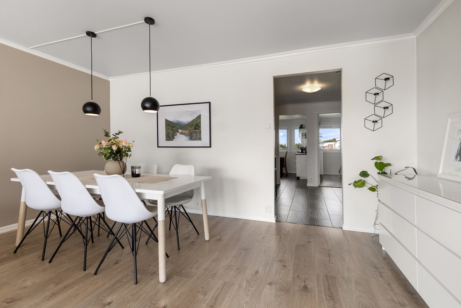 Delikat spisegruppe hvor man kan samle venner og familie til hyggelige måltider. Galleribilde