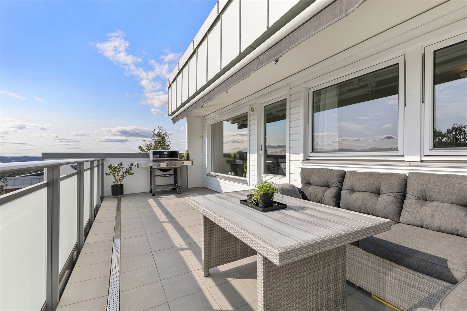 Utgang fra stue til en solrik balkong på hele 19kvm. Galleribilde