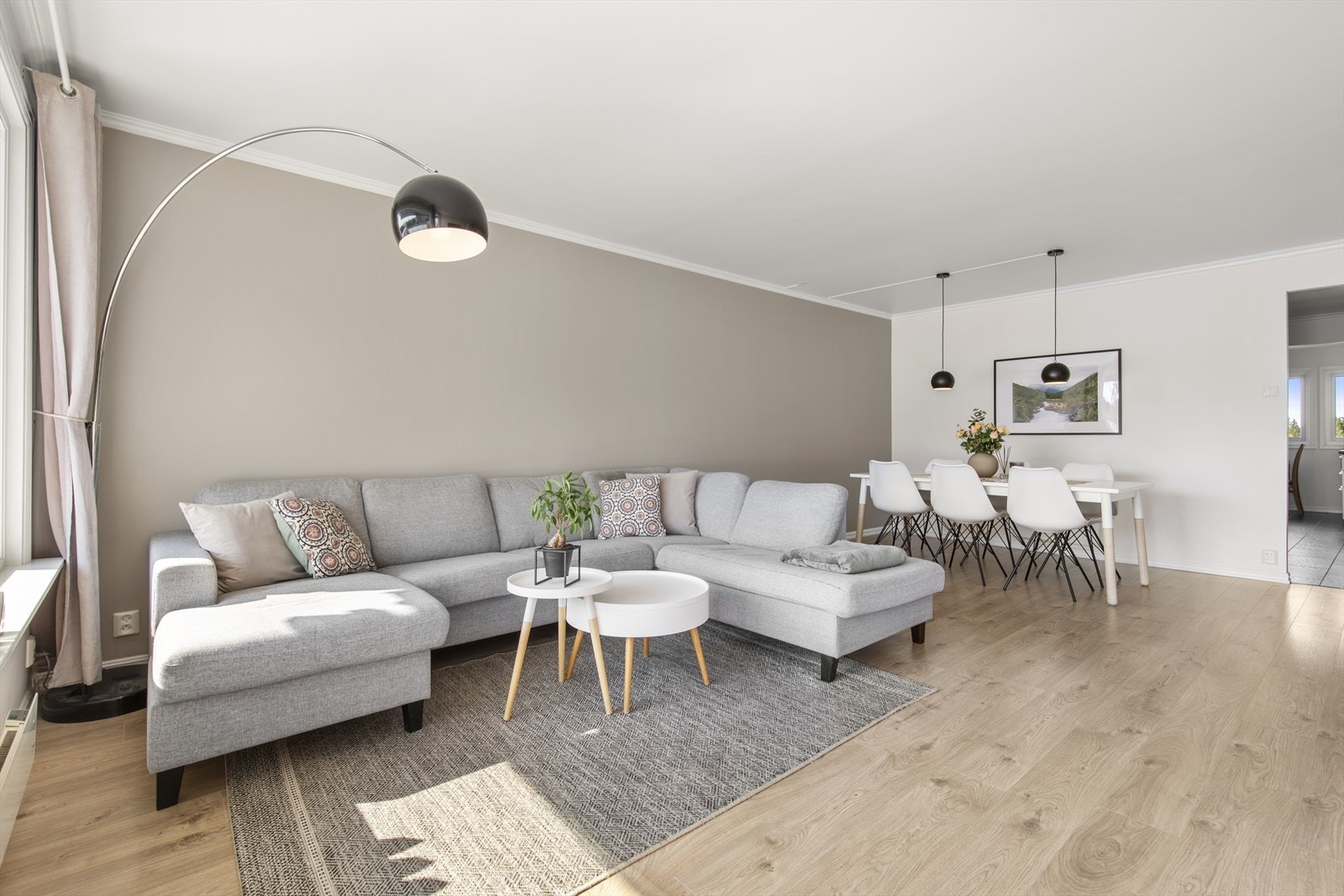 Stor og innbydende stue med god plass til sofagruppe m/diverse møblement. Galleribilde