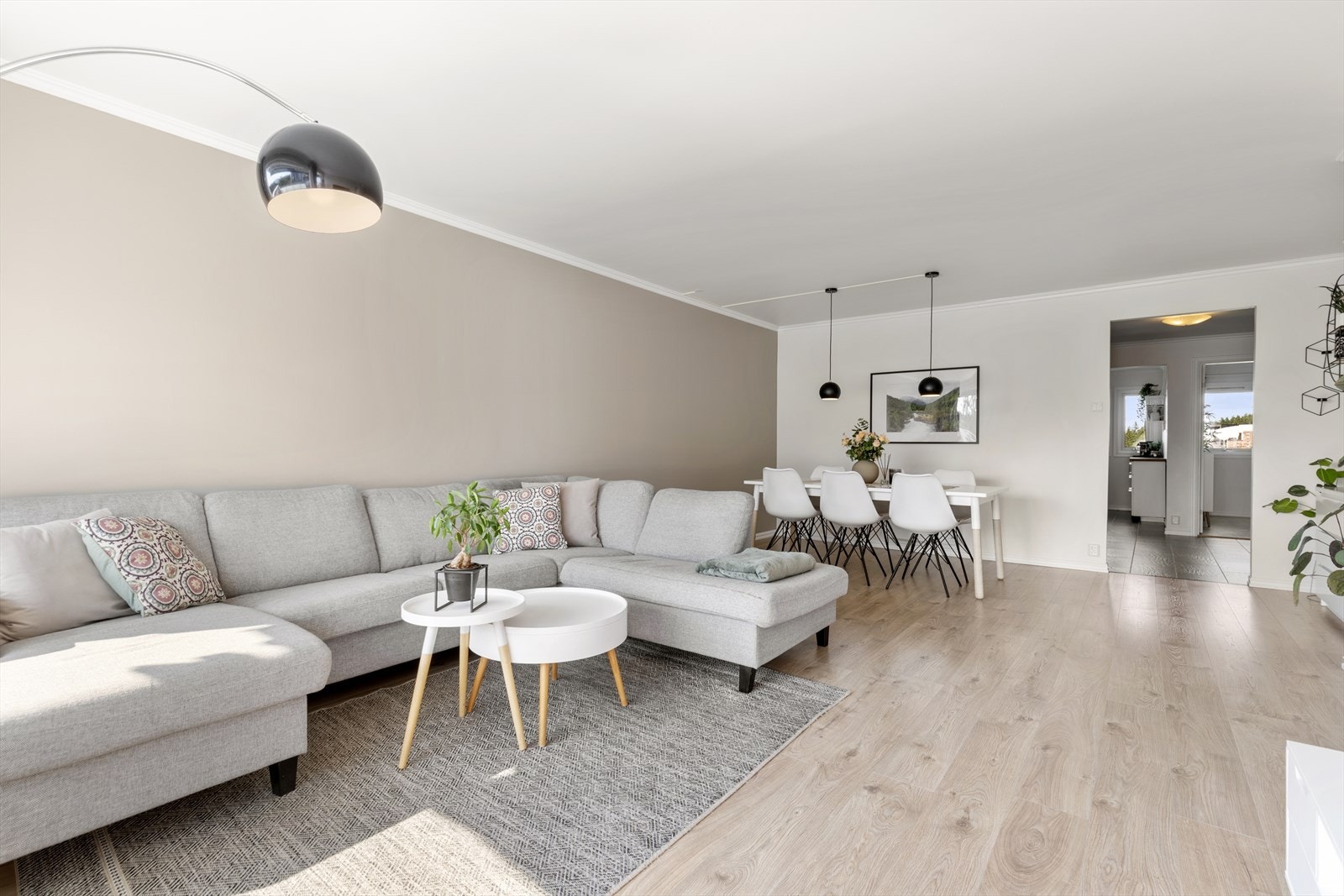 Leiligheten oppleves åpen og romslig med en praktisk planløsning. Galleribilde