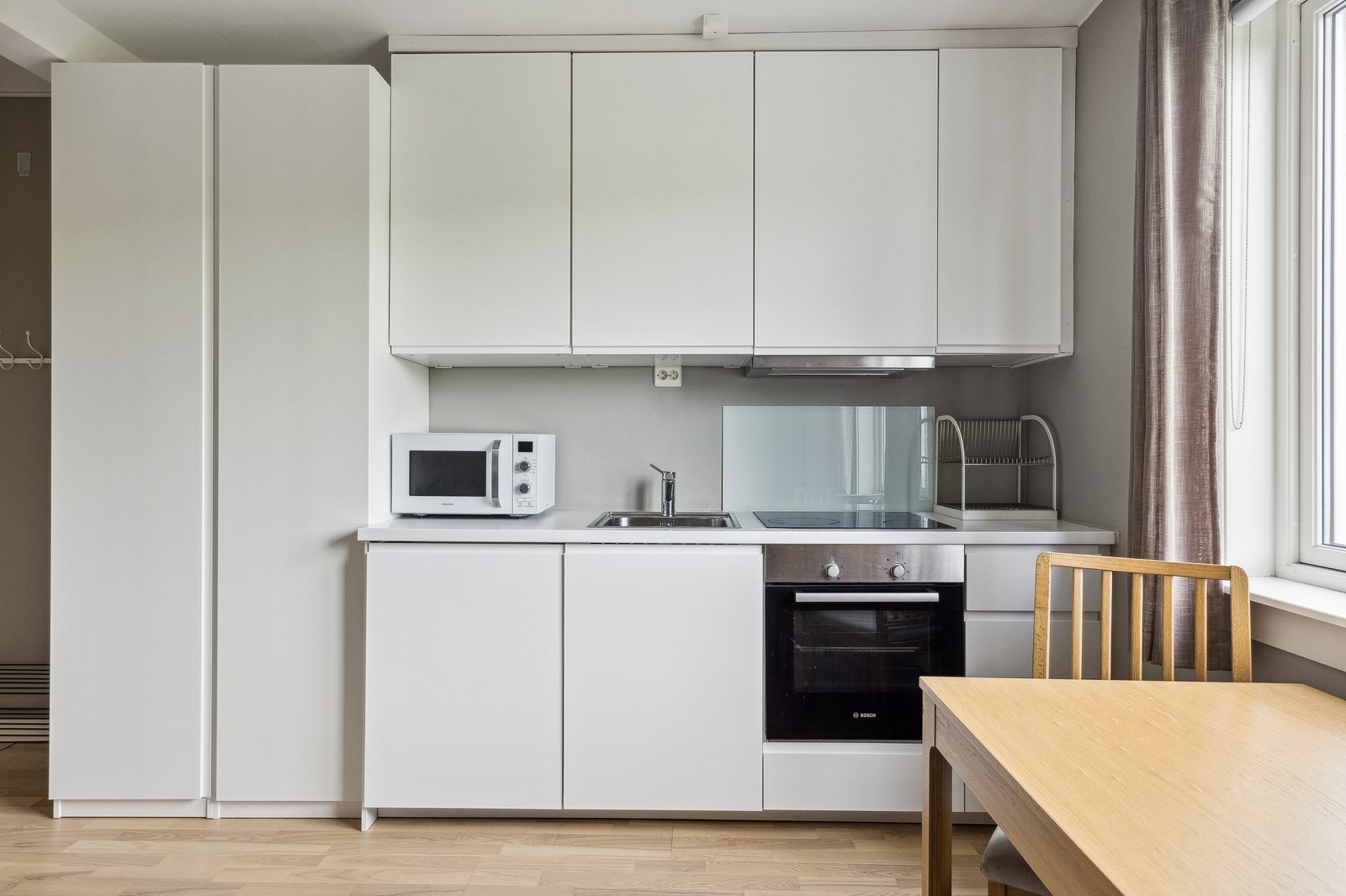På kjøkkenet har du komfyr, platetopp, mikro, kjøleskap med mini fryser. Galleribilde