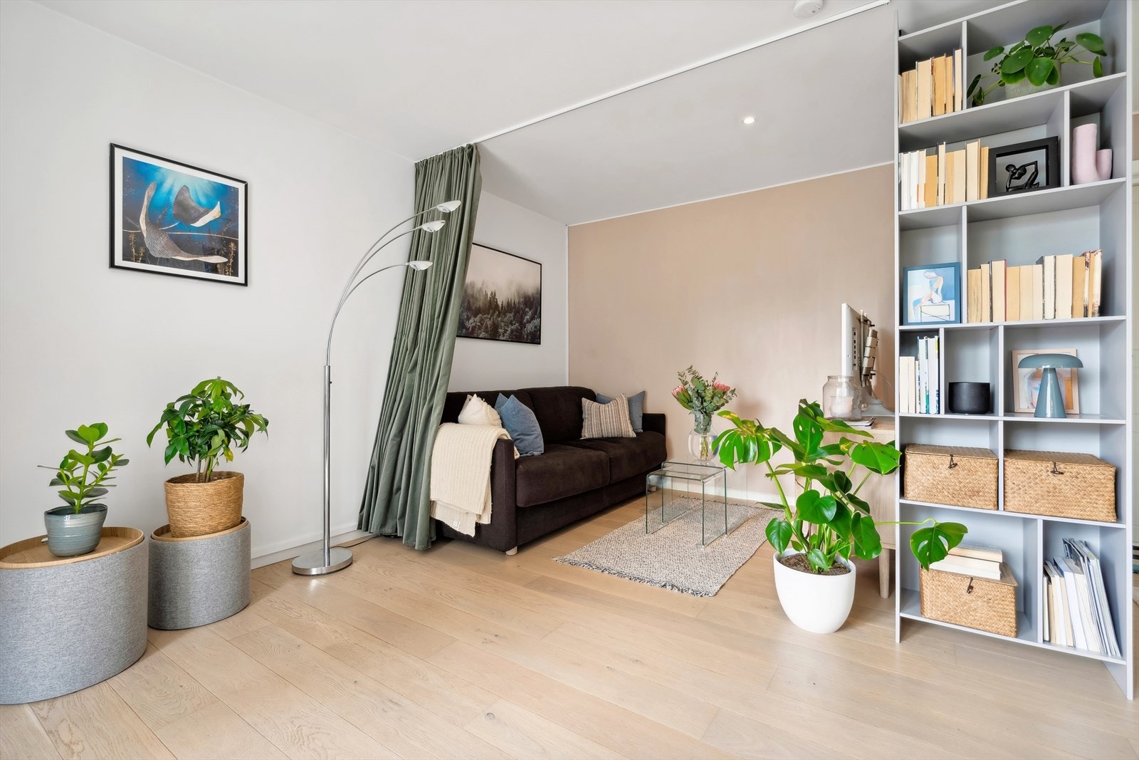 Leiligheten har en lys og romslig stue. Galleribilde