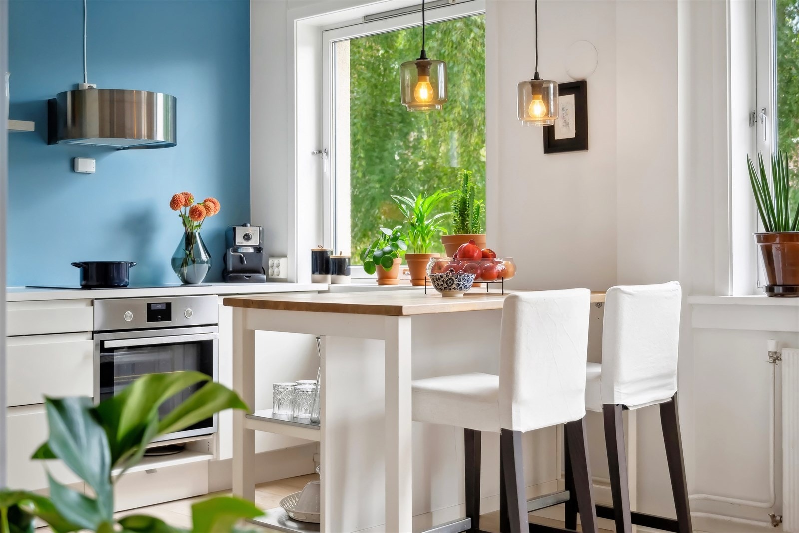 Fra kjøkkenet har du en fin utsikt over de frodige grøntarealene. Galleribilde