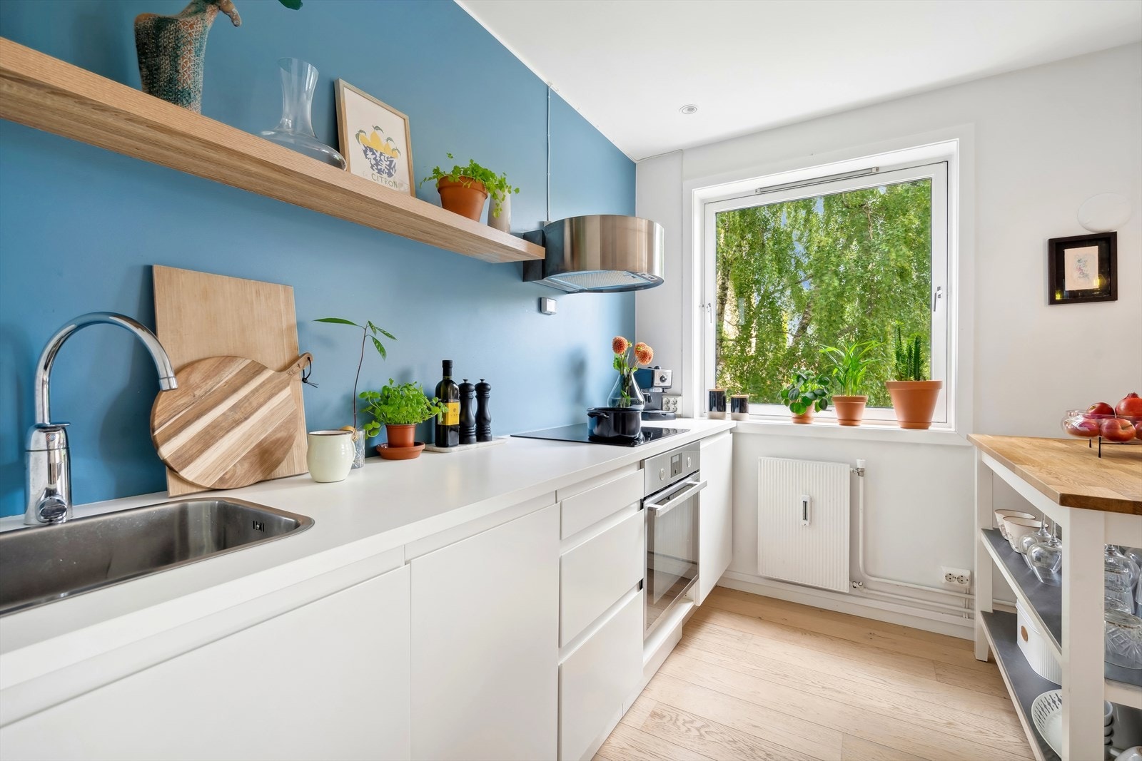 Det fine kjøkkenet består av laminat benkeplate, enkel oppvaskkum, integrert koketopp, stekeovn, oppvaskmaskin og kjøleskap under benk. Galleribilde