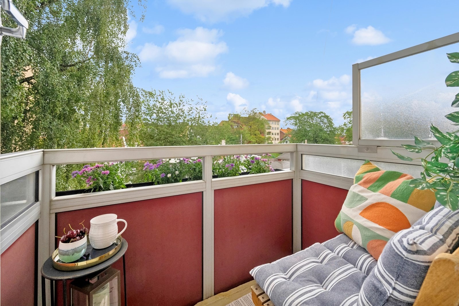 Trivelig balkong med sol fra formiddagen til ca. kl. 14 på sommertid! Galleribilde