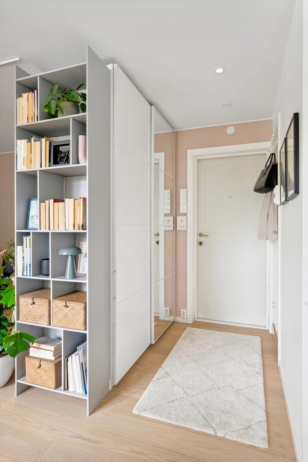 Velkommen inn! I entréen har du en fin garderobeløsning med god oppbevaringsplass. Galleribilde