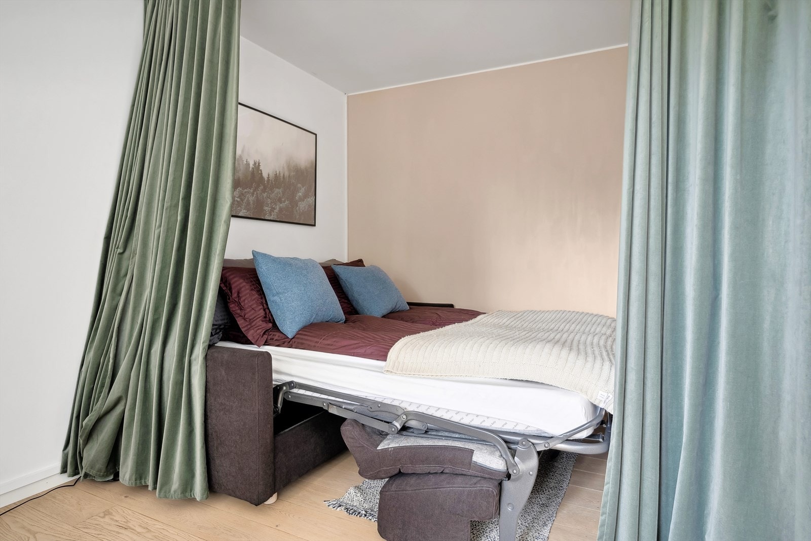 Praktisk sone for enten seng eller sovesofa, med gardiner foran. Galleribilde