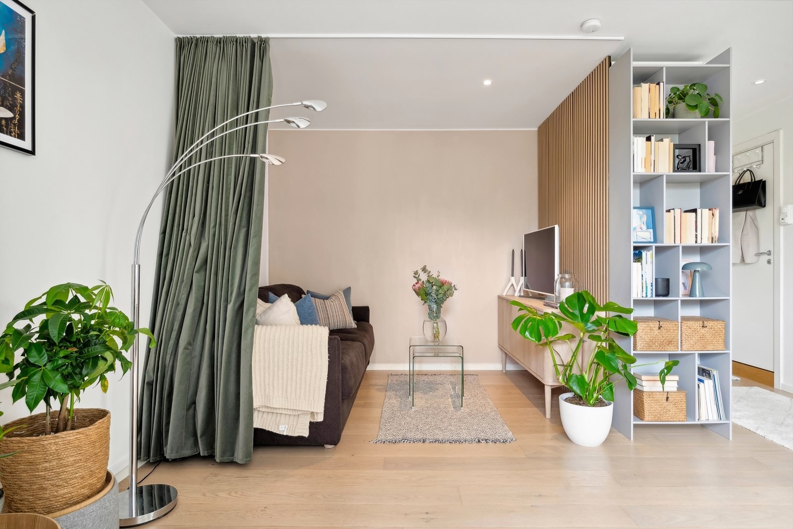 Leiligheten er malt i delikate fargevalg. Vegg i bakgrunn ble sist malt i 2024. Galleribilde