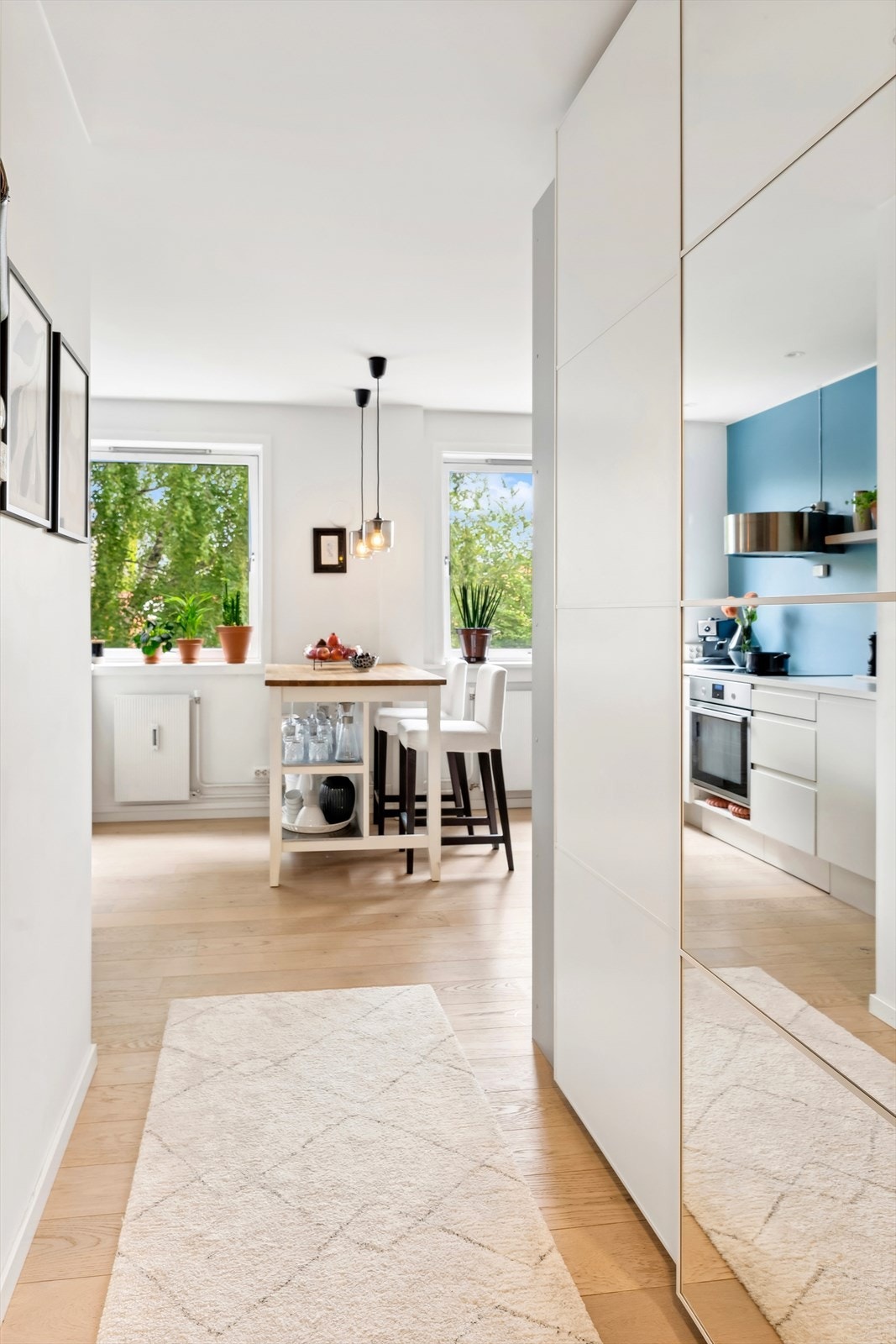 Fra inngangen har du et trivelig syn mot den åpne kjøkkenløsningen. Legg merke til hvor lys og innbydende leiligheten er! Galleribilde