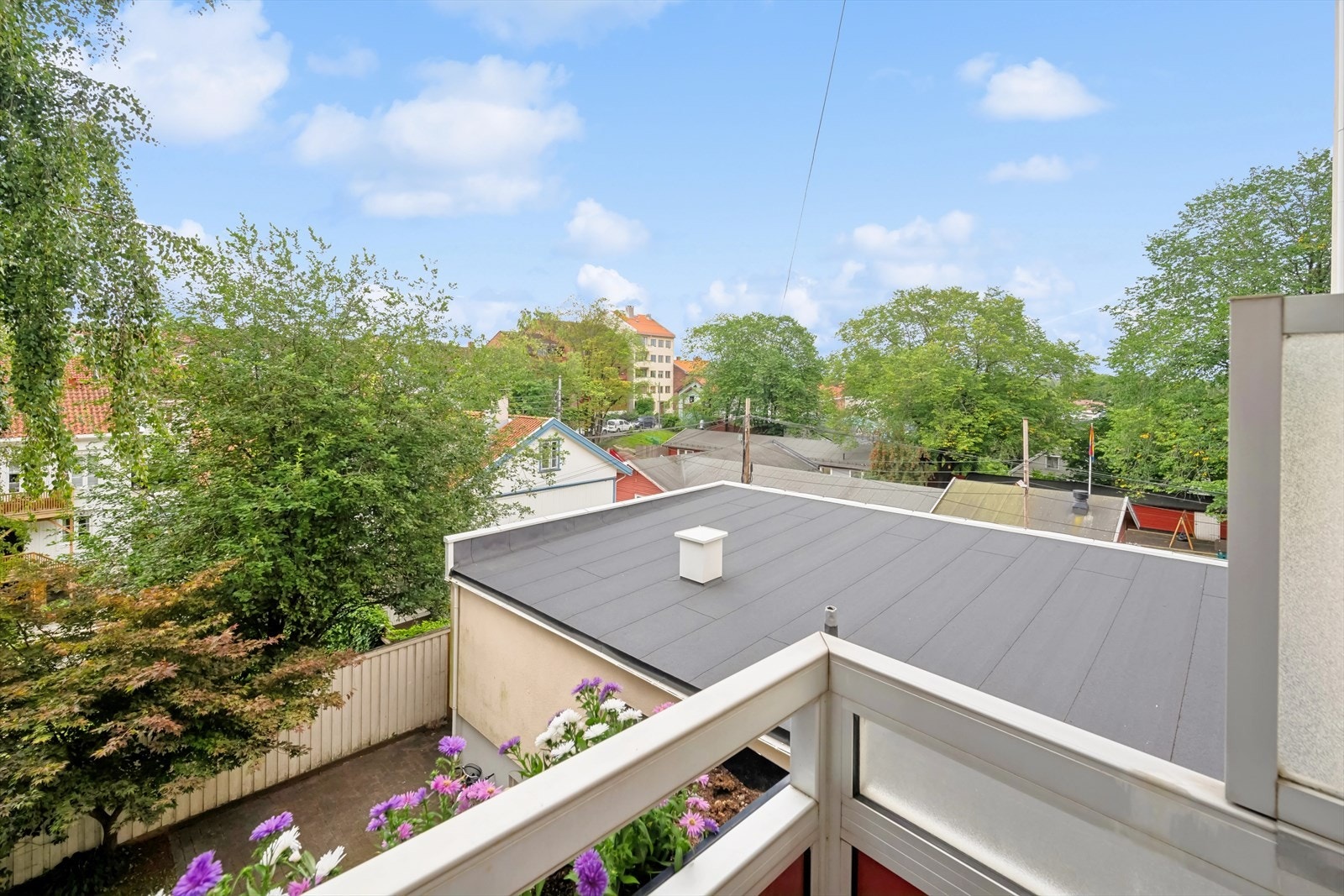 Fra balkongen har du en svært trivelig utsikt over trehusbebyggelsen på Rodeløkka! Galleribilde