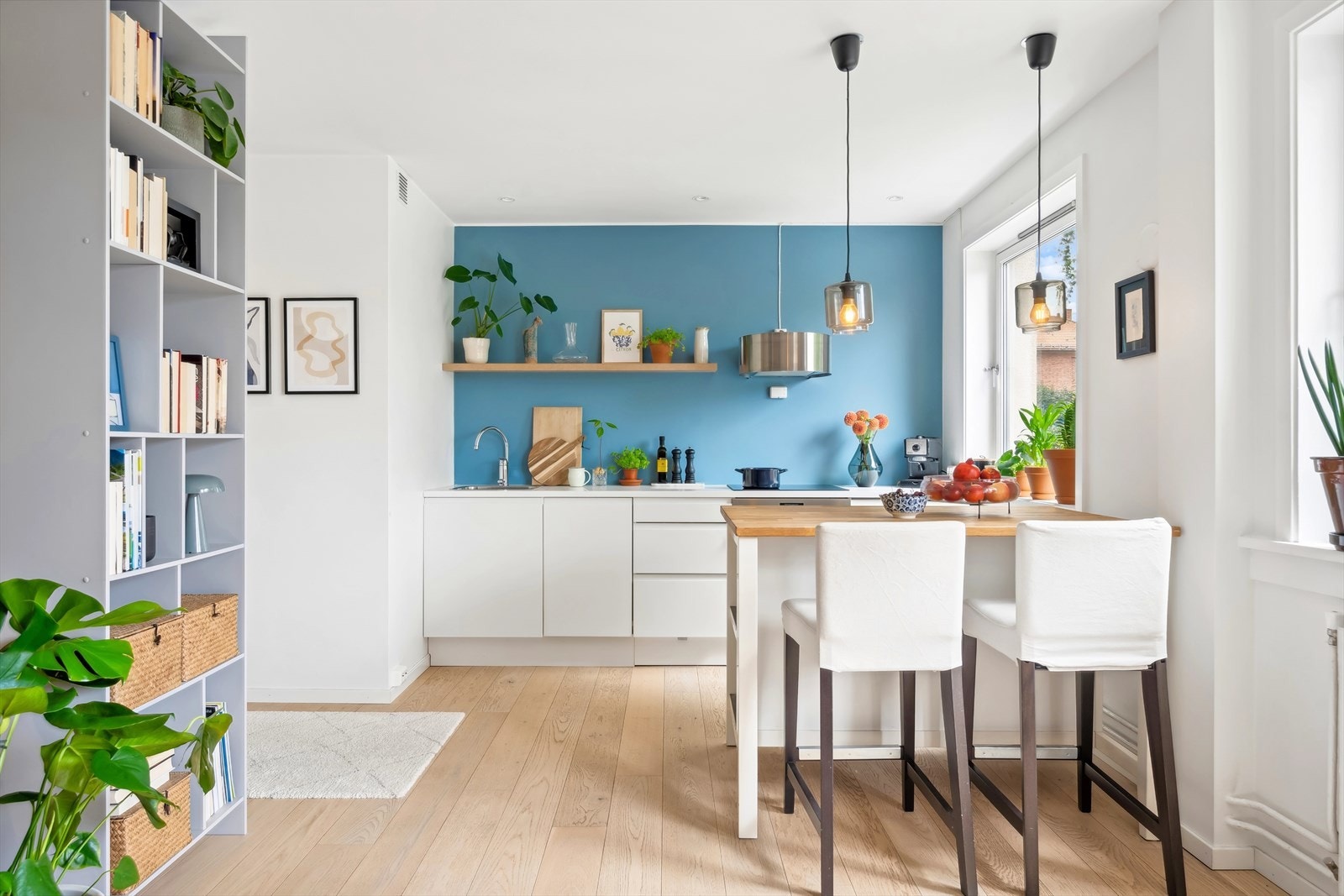 Leiligheten fremstår svært innbydende. Den befinner seg i et av områdets mest ettertraktede gater; midt i den sjarmerende og populære trehusbebyggelsen på Rodeløkka. Galleribilde