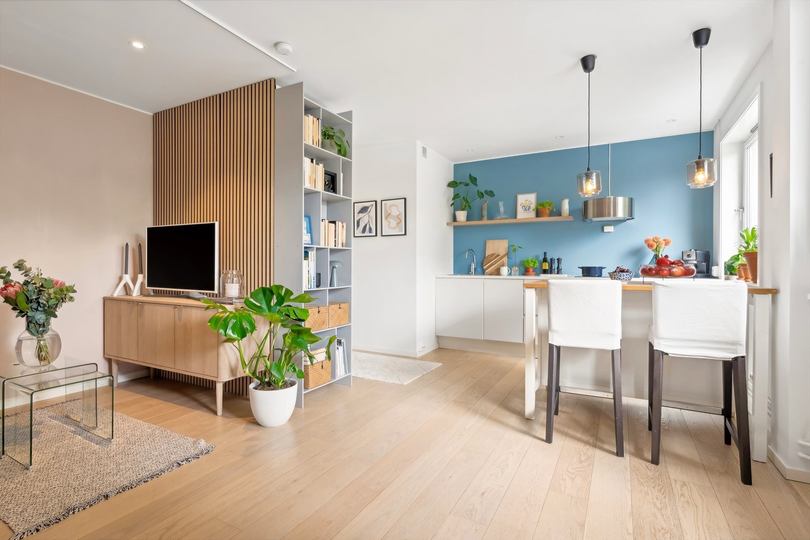 Leiligheten har en praktisk åpen kjøkkenløsning. Galleribilde