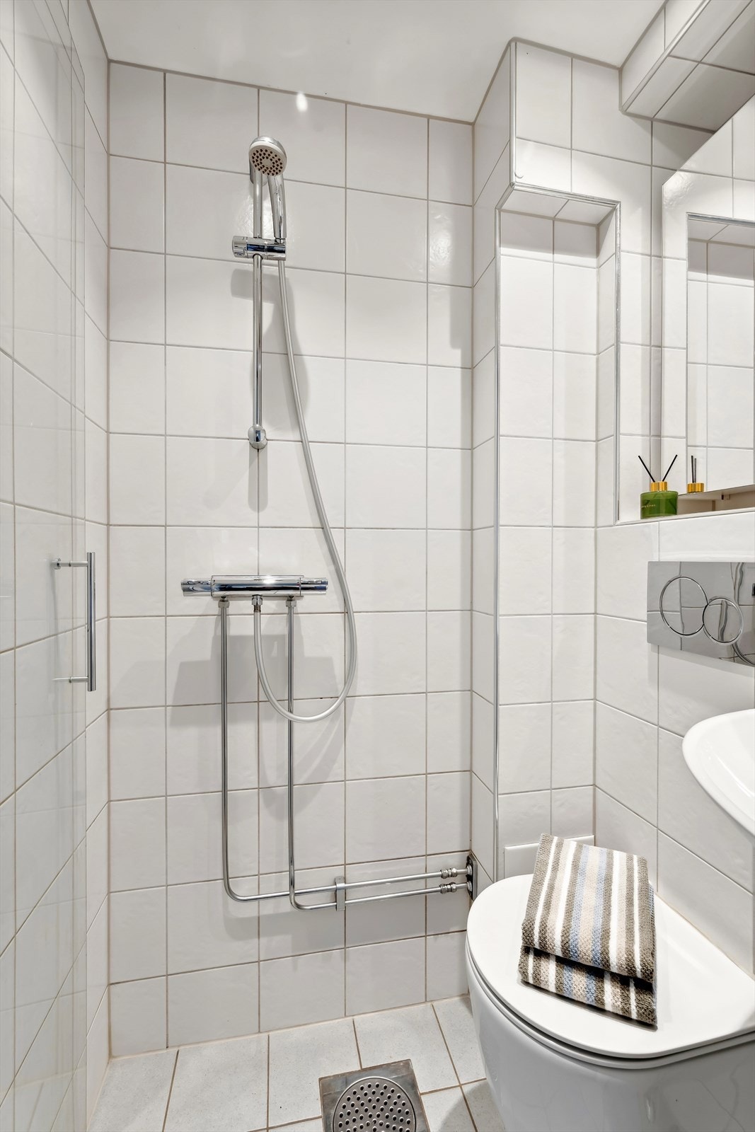 Pent flislagt bad fra 2015 med varmekabler i gulvet. Galleribilde