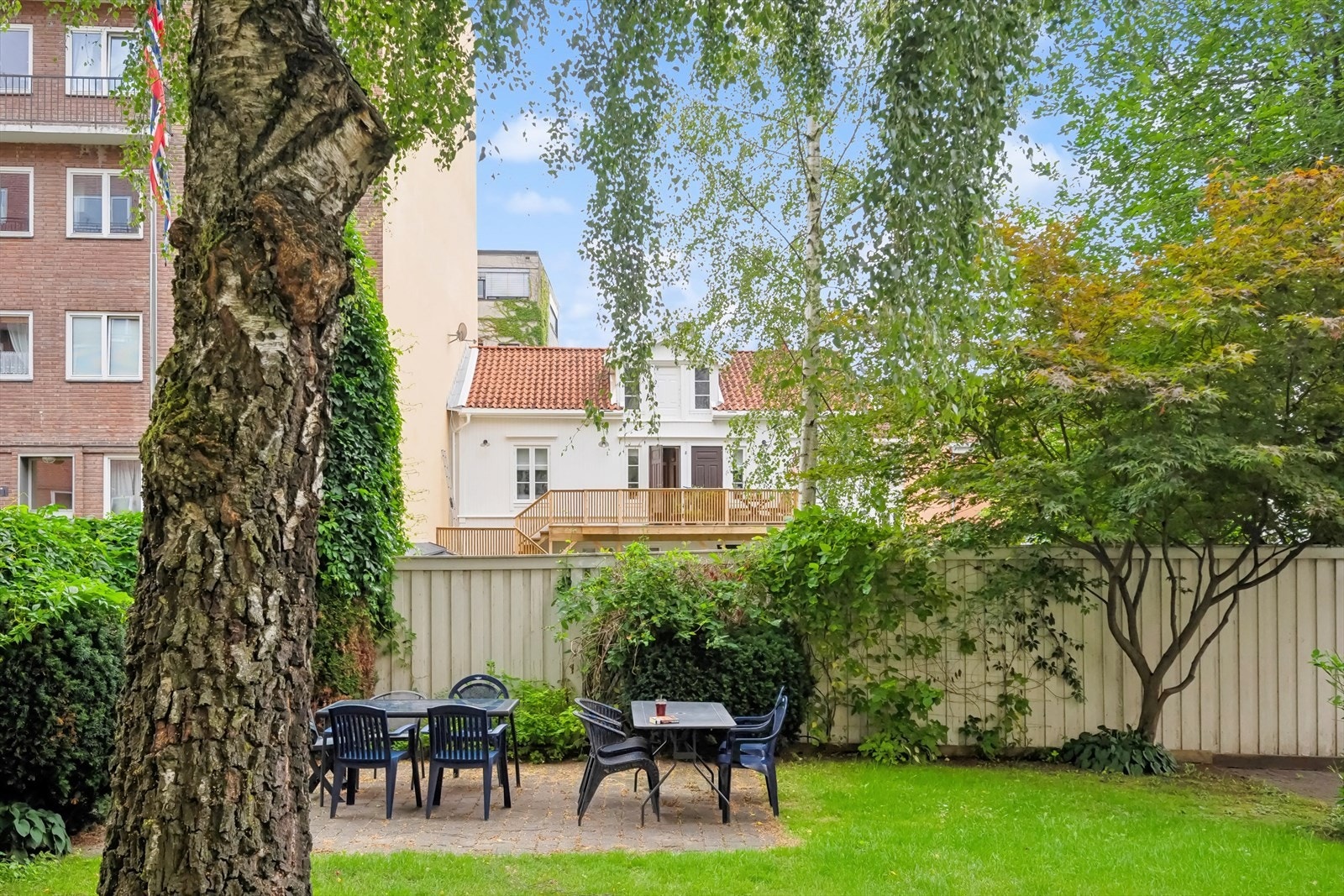 Bakgården byr på et hyggelig opparbeidet grøntareal med sitteplasser. I bakgården finner du også sykkelparkering, samt en innendørs låst sykkelbod. Galleribilde