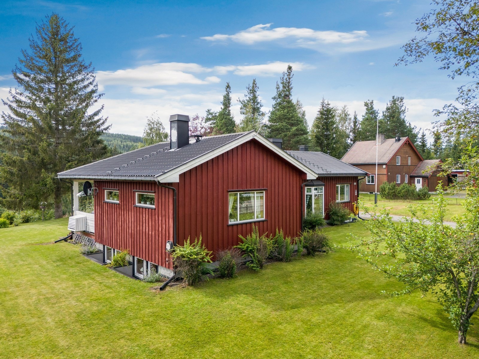 Eiendommen har en romslig tomt, med både garasje og lysthus. Galleribilde