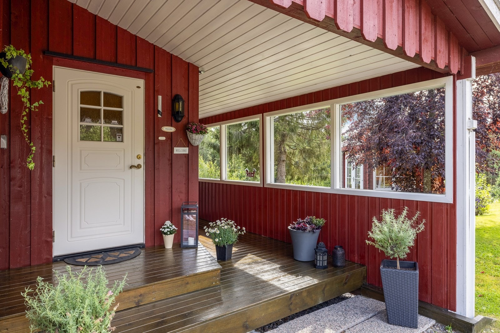 Koselig, overbygget inngangsparti. Galleribilde