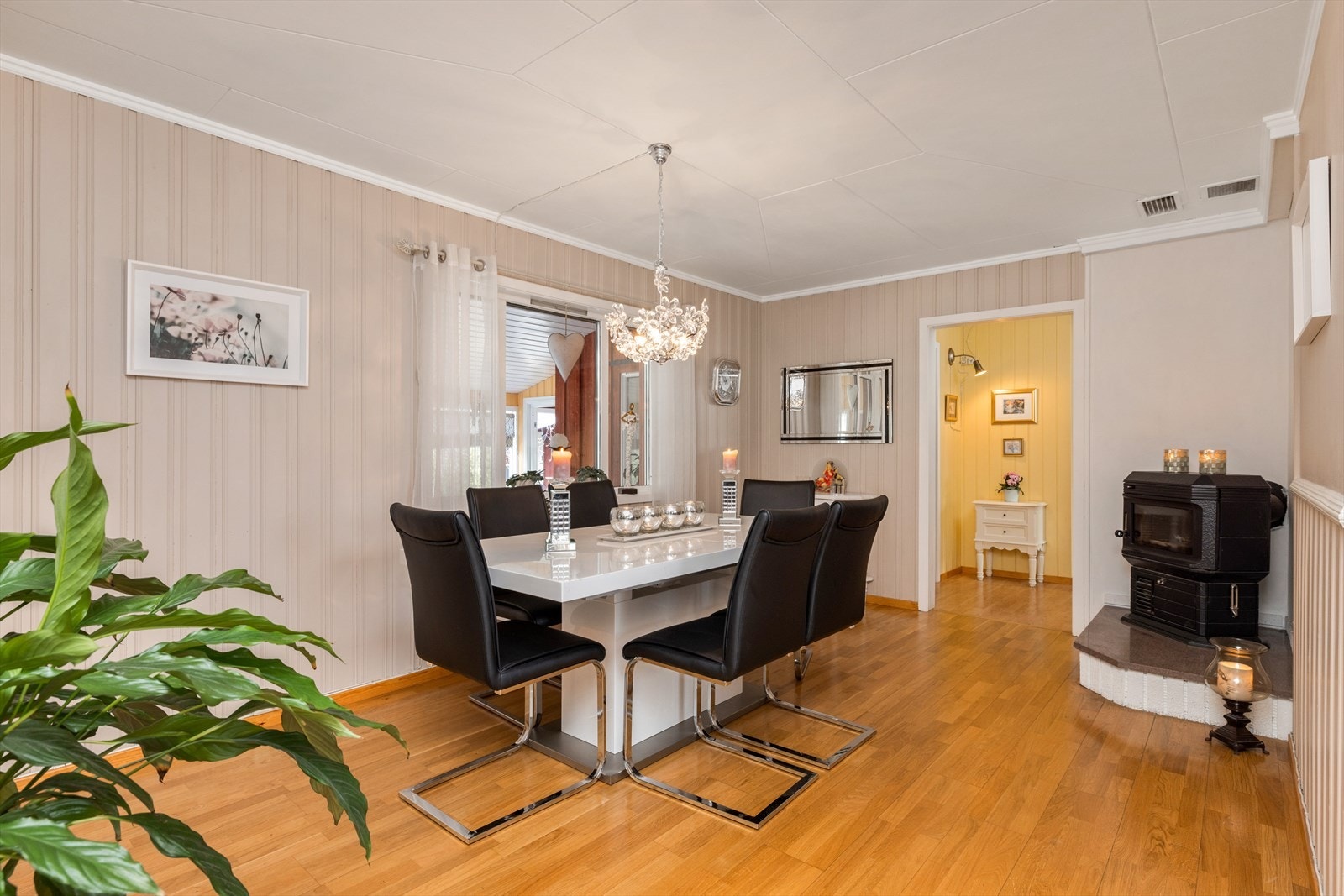 Spisestue i tilknytning til stuen. Galleribilde