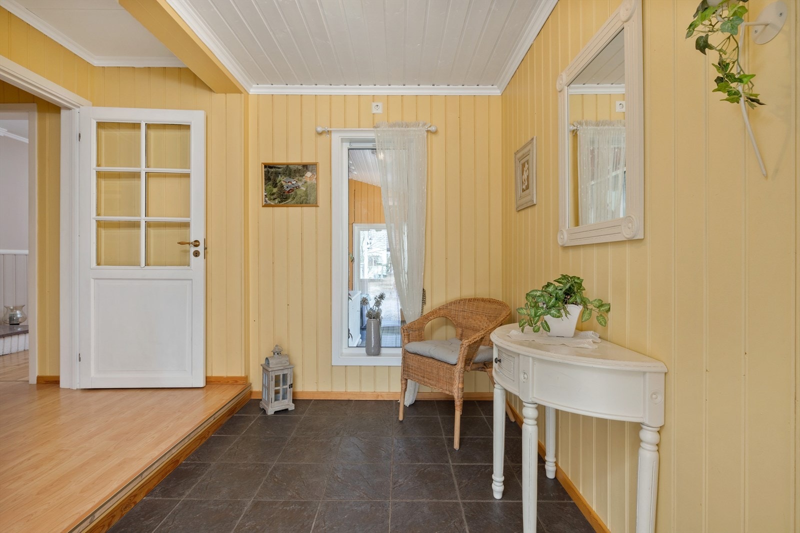 Entreen har varmekabler i gulvet. Galleribilde