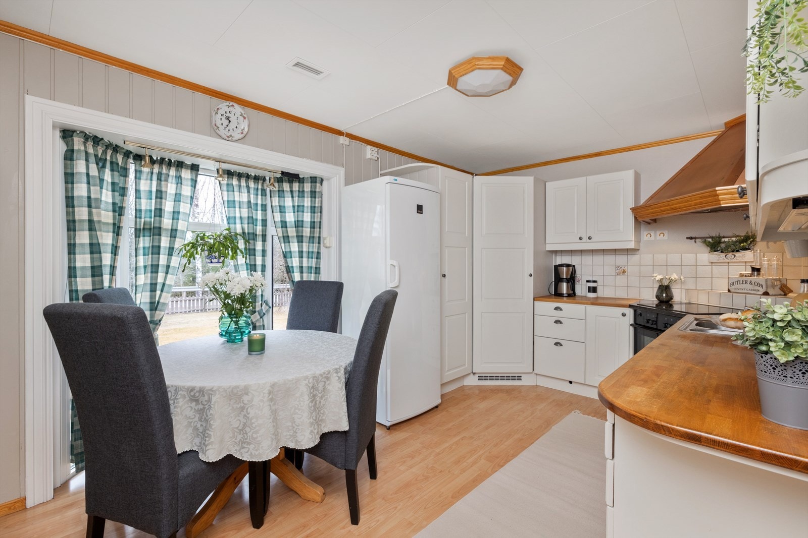 Kjøkkenet har integrert kjøl, men det er også plass for frittstående kjøleskap dersom en ønsker det. Galleribilde